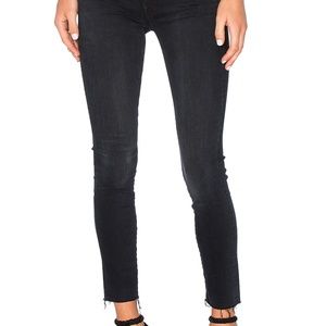 Mother Looker Ankle Fray in Blackbird